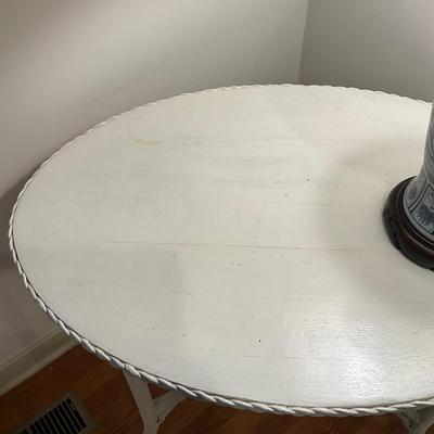 A211 Antique White Wicker Oval Table