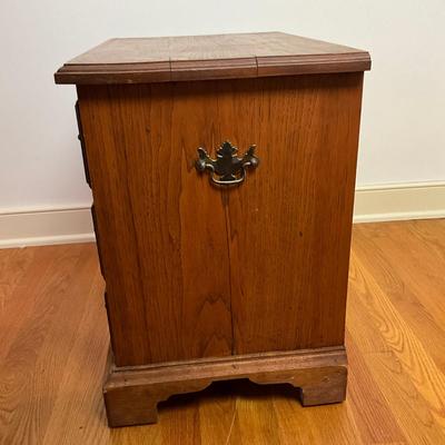 B231 Ethan Allen 1776 Collection Maple Three Drawer Bedside Cabinet/Nightstand