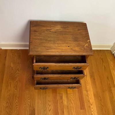 B231 Ethan Allen 1776 Collection Maple Three Drawer Bedside Cabinet/Nightstand