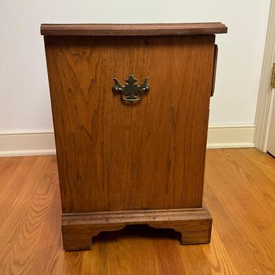 B231 Ethan Allen 1776 Collection Maple Three Drawer Bedside Cabinet/Nightstand