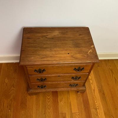 B231 Ethan Allen 1776 Collection Maple Three Drawer Bedside Cabinet/Nightstand