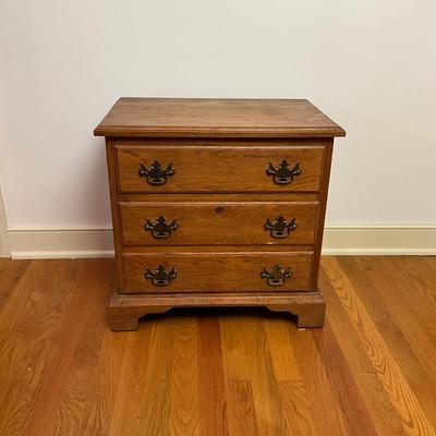 B231 Ethan Allen 1776 Collection Maple Three Drawer Bedside Cabinet/Nightstand