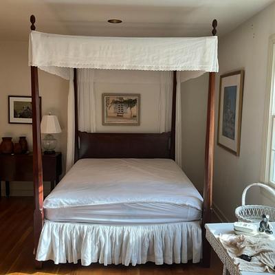 M237 Mahogany Four Poster Bed With Linen Canopy & Bed Skirt