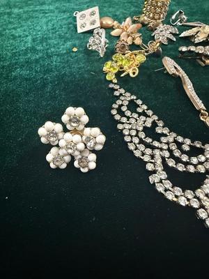 Miscellaneous lot junk jewelry