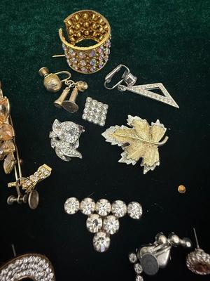 Miscellaneous lot junk jewelry