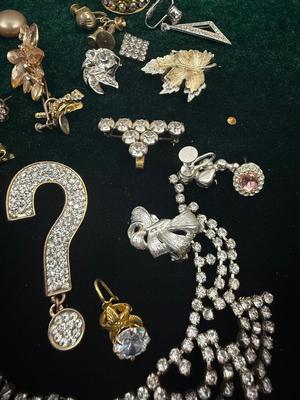 Miscellaneous lot junk jewelry