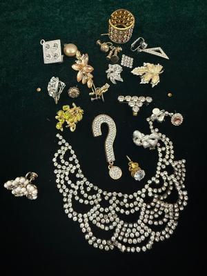 Miscellaneous lot junk jewelry