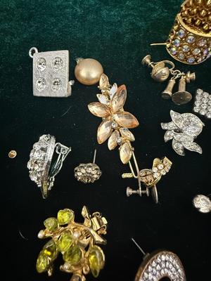 Miscellaneous lot junk jewelry