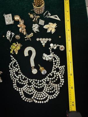 Miscellaneous lot junk jewelry