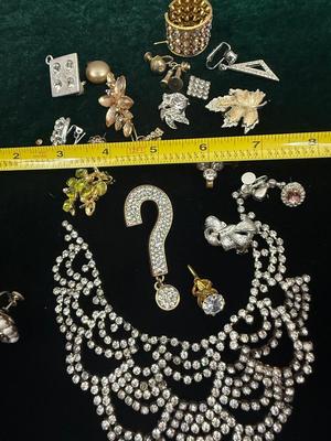 Miscellaneous lot junk jewelry