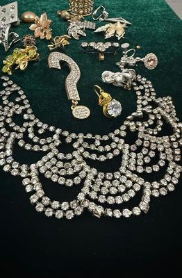 Miscellaneous lot junk jewelry