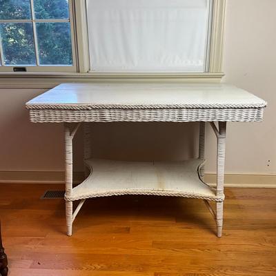 M262 White Wicker Table