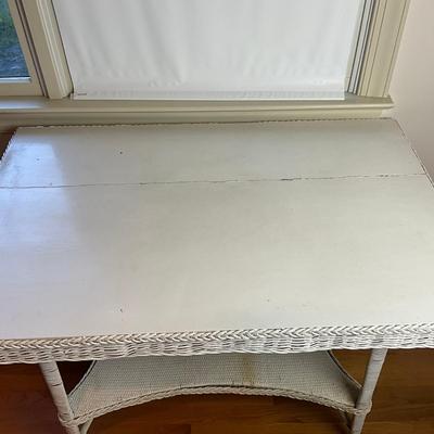 M262 White Wicker Table