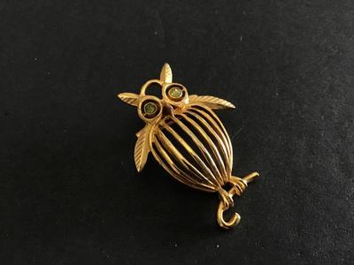 Vintage Gold Tone Green Rhinestone brooch owl