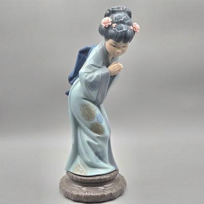 LOT 127: Sayonara Lladro Figurine with Original Box