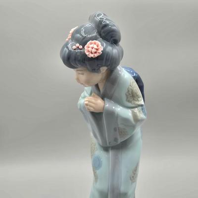 LOT 127: Sayonara Lladro Figurine with Original Box