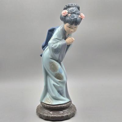 LOT 127: Sayonara Lladro Figurine with Original Box
