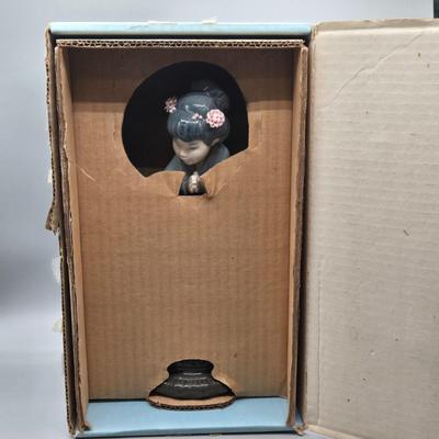 LOT 127: Sayonara Lladro Figurine with Original Box