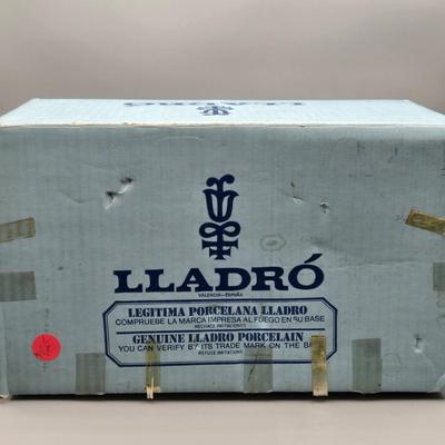 LOT 127: Sayonara Lladro Figurine with Original Box