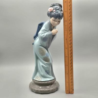 LOT 127: Sayonara Lladro Figurine with Original Box