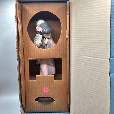 LOT 128: Lladro Timid Japanese Geisha Girl with Fan Figurine with Original Box