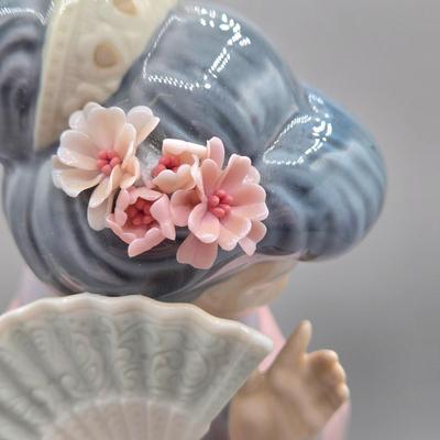 LOT 128: Lladro Timid Japanese Geisha Girl with Fan Figurine with Original Box