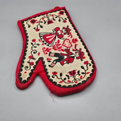 LOT 142: 5 Folk Art Rooster Napkins, 2 Crocheted Pot Holders, Ceramic Kissing Dutch Figurines, Vintage Figgjo Flint Norway Pitcher, and More