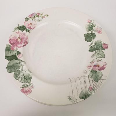 LOT 168: Pfaltzgraff Cape May Everyday Dishes