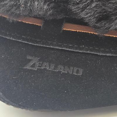 LOT 193: Berskshire Homeware Robe, 2 Pairs of Slippers, and Blanket