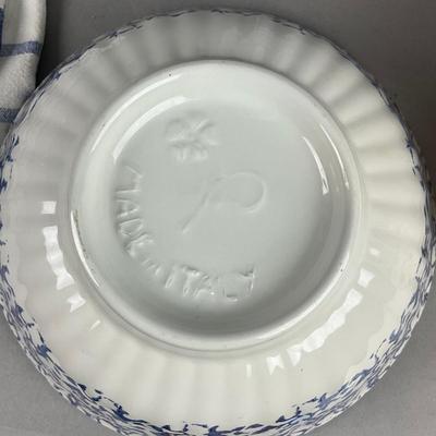 K385 Set Of Three Italian Spongeware Bowls With Aprond & Napkins