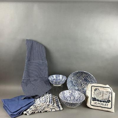 K385 Set Of Three Italian Spongeware Bowls With Aprond & Napkins