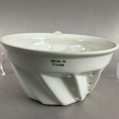 K388 Set Of Three White Porcelain Strainers