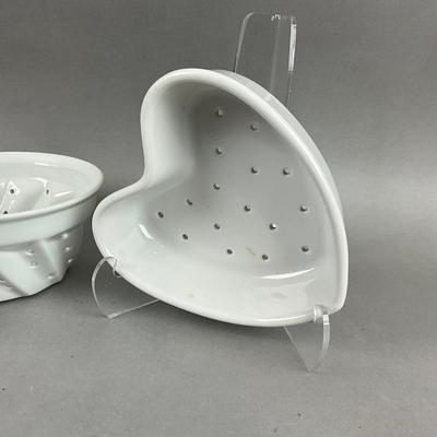 K388 Set Of Three White Porcelain Strainers