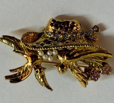 Sale Photo Thumbnail #241: 2 doves nesting in a hat, with tiny pearls as eggs. Good condition.