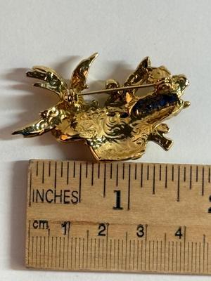 Sale Photo Thumbnail #242: 2 doves nesting in a hat, with tiny pearls as eggs. Good condition.