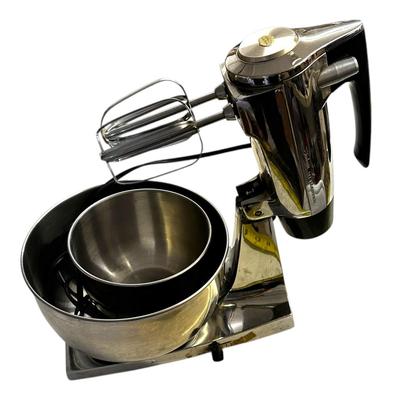 Sale Photo Thumbnail #187: Vintage Silver Sunbeam Mixmaster Tested/Works
with 2 bowls and dough beaters as shown.