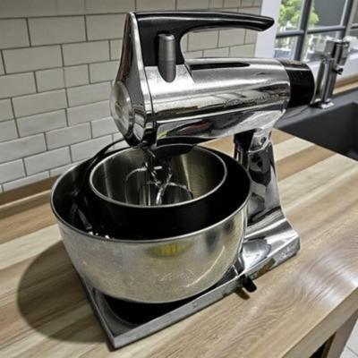 Sale Photo Thumbnail #195: Vintage Silver Sunbeam Mixmaster Tested/Works
with 2 bowls and dough beaters as shown.