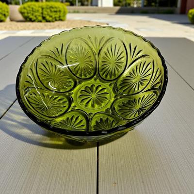 Sale Photo Thumbnail #279: Anchor Hocking Cameo and Star Medallion Green Glass Serving Bowl, no chips