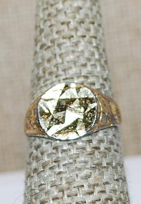 Size 6½ Vintage Style Gold Tone "Shimmer" RING with Shiny Triangles on a Gold Tone Band (3.1g)