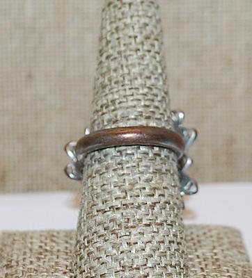 Size 7 Beautiful Vintage Style Large 25 Iridescent Stones FLOWER RING with Solid Blemished Band (10.0g)