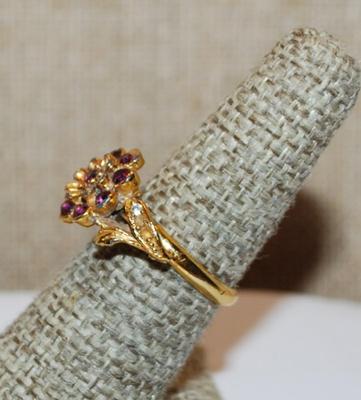 Size 7 Beautiful PURPLE Flowers RING on a Gold Tone and SPLIT BAND (5.9g)