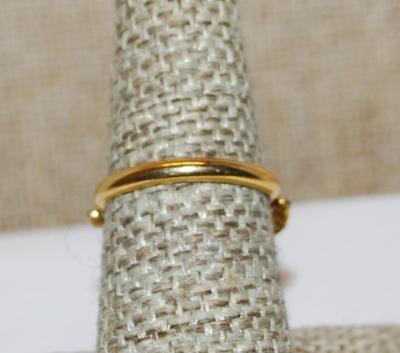 Size 7 Beautiful PURPLE Flowers RING on a Gold Tone and SPLIT BAND (5.9g)