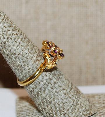Size 7 Beautiful PURPLE Flowers RING on a Gold Tone and SPLIT BAND (5.9g)