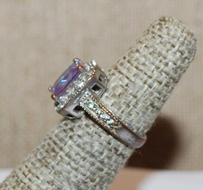 Size 5 VINTAGE Beveled Emerald Cut Purple Stone RING with Clear Stone Surround and Band Accents on a Silver Tone Band (5.0g)