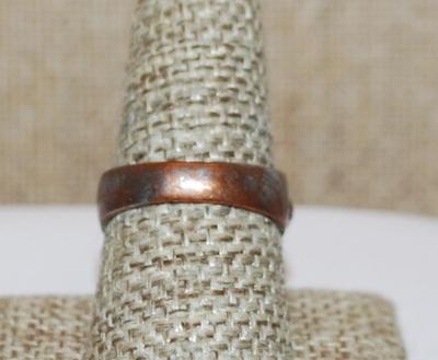 Size 9 Iridescent Beveled & Cupped Stones RING on a Blemished Copper/Silver Tone Band (4.6g)