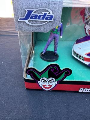 JADA “THE JOKER & 2009 CHEVY CORVETTE STINGRAY” DIE CAST FIGURE