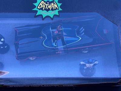 JADA CLASSIC TV SERIES BATMAN, ROBIN, THE PENGUIN, THE JOKER AND BATMOBILE DIE CAST FIGURE