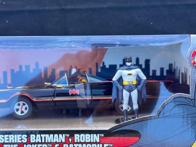 JADA CLASSIC TV SERIES BATMAN, ROBIN, THE PENGUIN, THE JOKER AND BATMOBILE DIE CAST FIGURE
