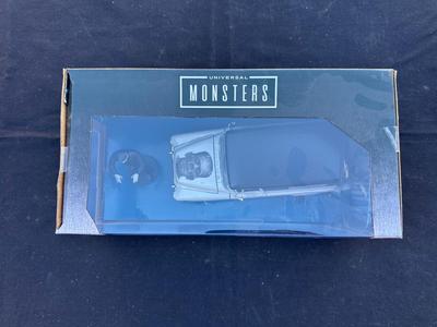 JADA - UNIVERSAL MONSTERS FRANKENSTEIN & 1957 CHEVROLETSUBURBAN