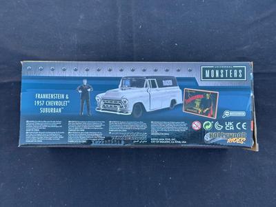 JADA - UNIVERSAL MONSTERS FRANKENSTEIN & 1957 CHEVROLETSUBURBAN
